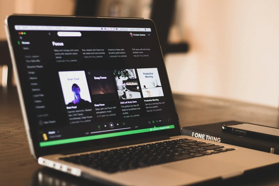 Des blocs en bois disposés pour former Web Design. Parfait pour des thèmes créatifs et de contenu numérique.