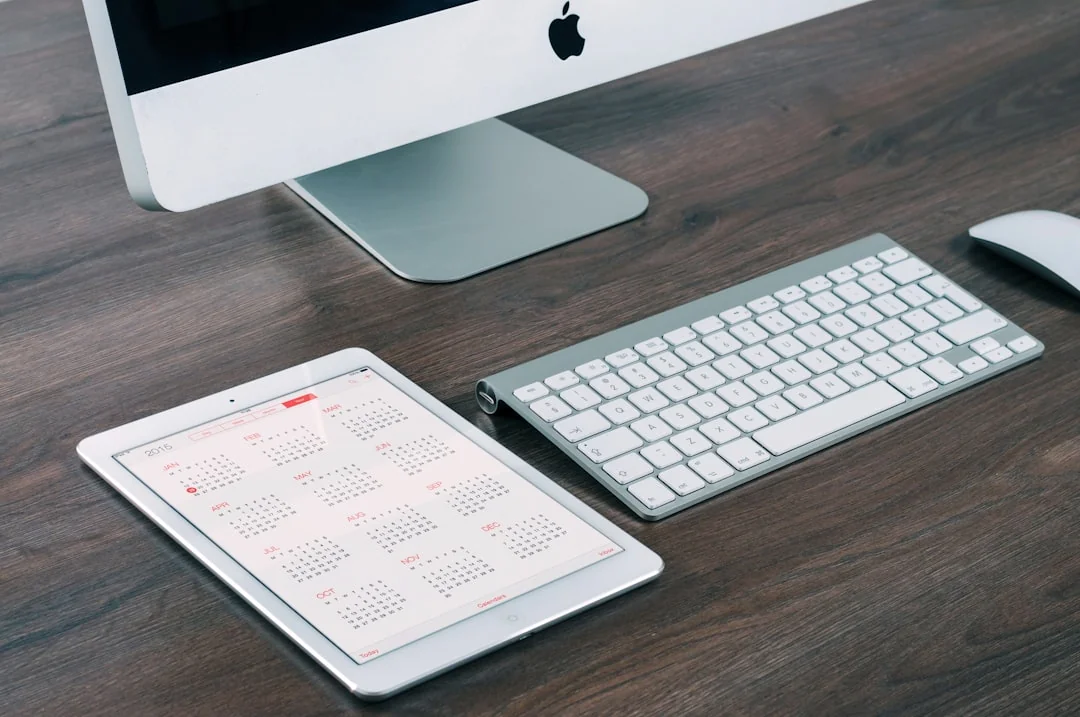 Un espace de travail moderne mettant en avant un ordinateur portable, une tablette et des smartphones, parfait pour un usage tech et freelance.